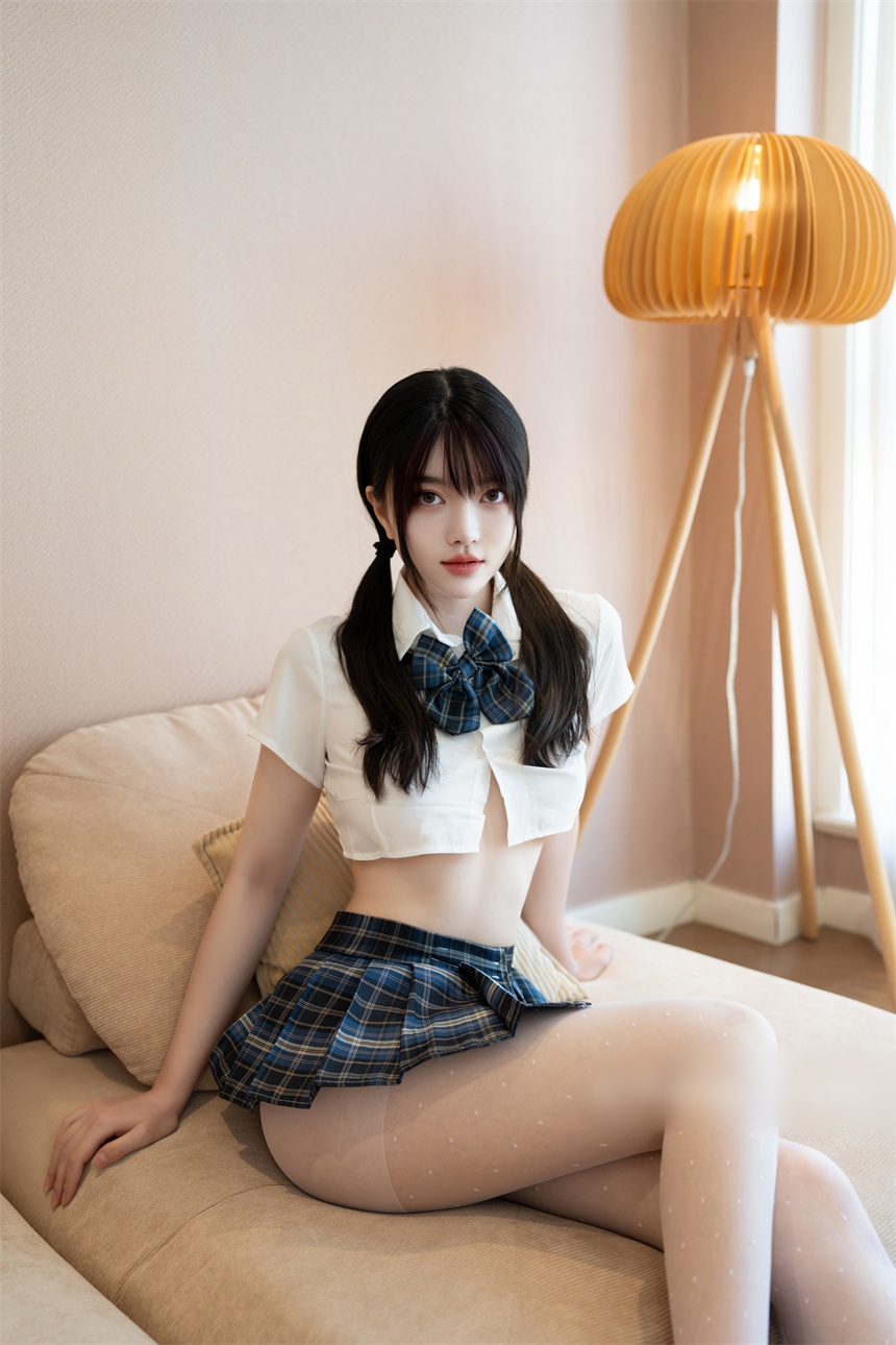 秀人网白露lulu新人首套 清纯双马尾学妹 90P